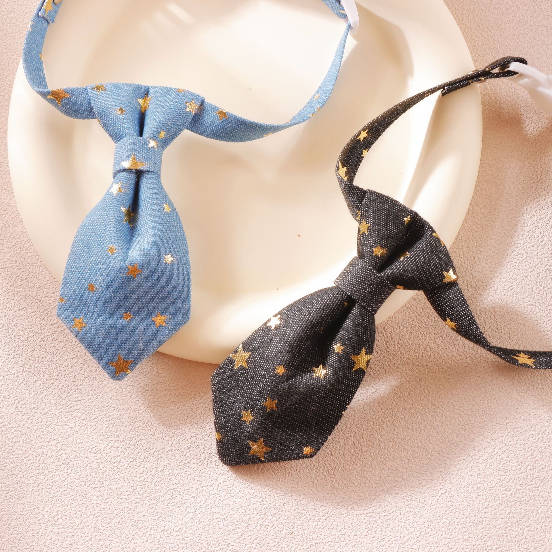 Deux nœuds papillon en denim bleu et noir avec étoiles dorées, parfaits pour les vêtements d'animaux.