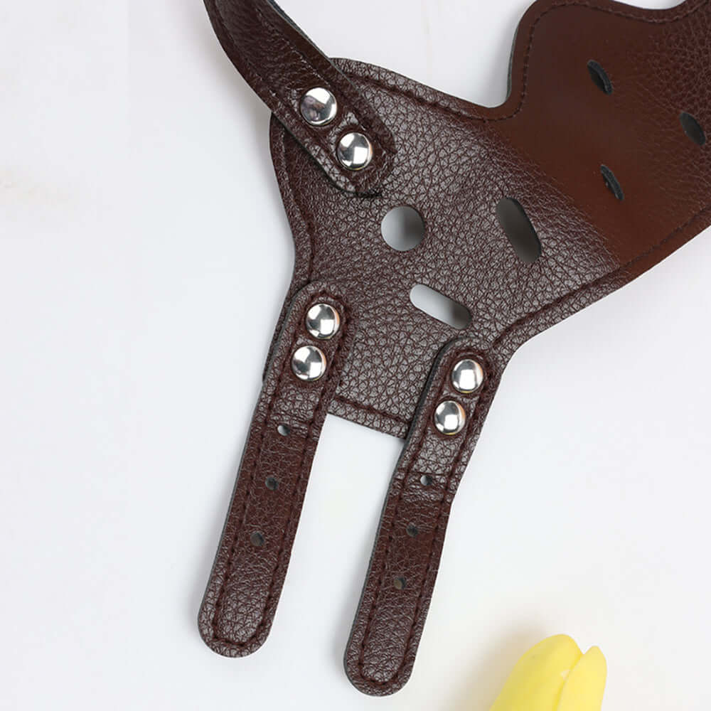Muselière en cuir confortable pour chiens avec trous de ventilation et boutons, couleur brun.