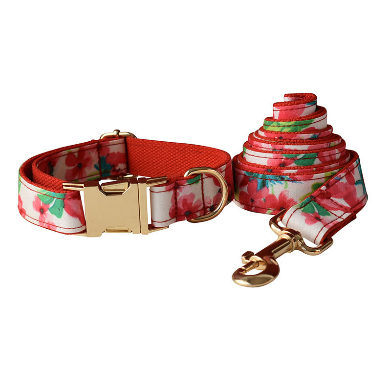 Collier et laisse pour chien à imprimé floral rouge, en coton doux, élégant et confortable pour les promenades.