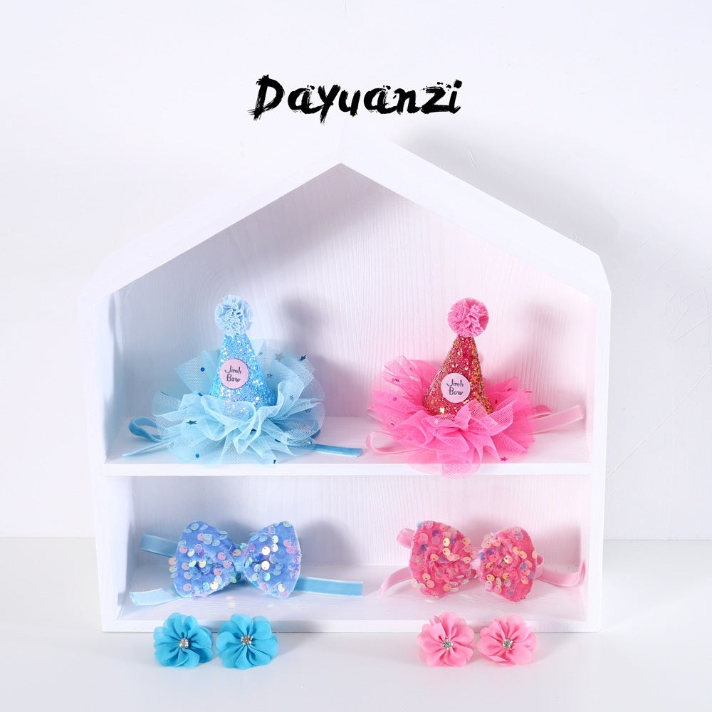 Chapeaux d'anniversaire pour chat en rose et bleu avec nœuds et fleurs, parfaits pour célébrations spéciales.