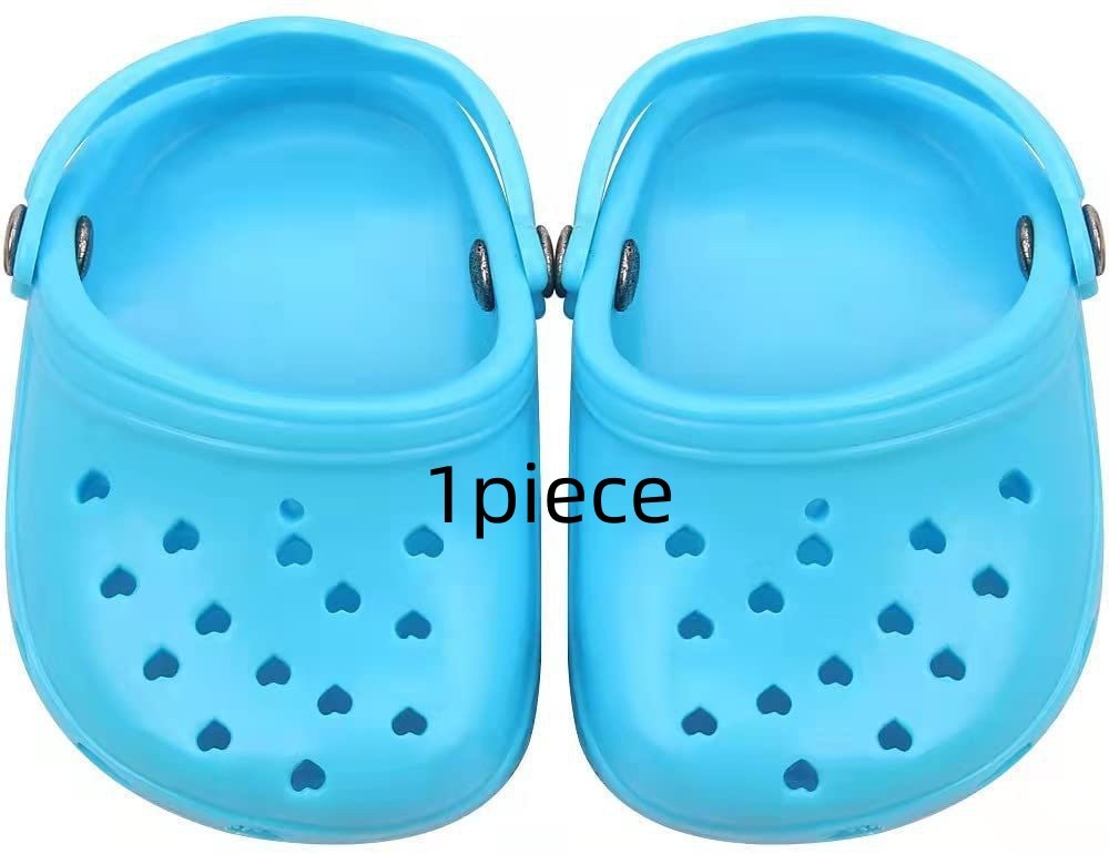 Chaussures pour chien en silicone bleu avec trous en forme de cœur, durables et à la mode, idéales pour les aventures.