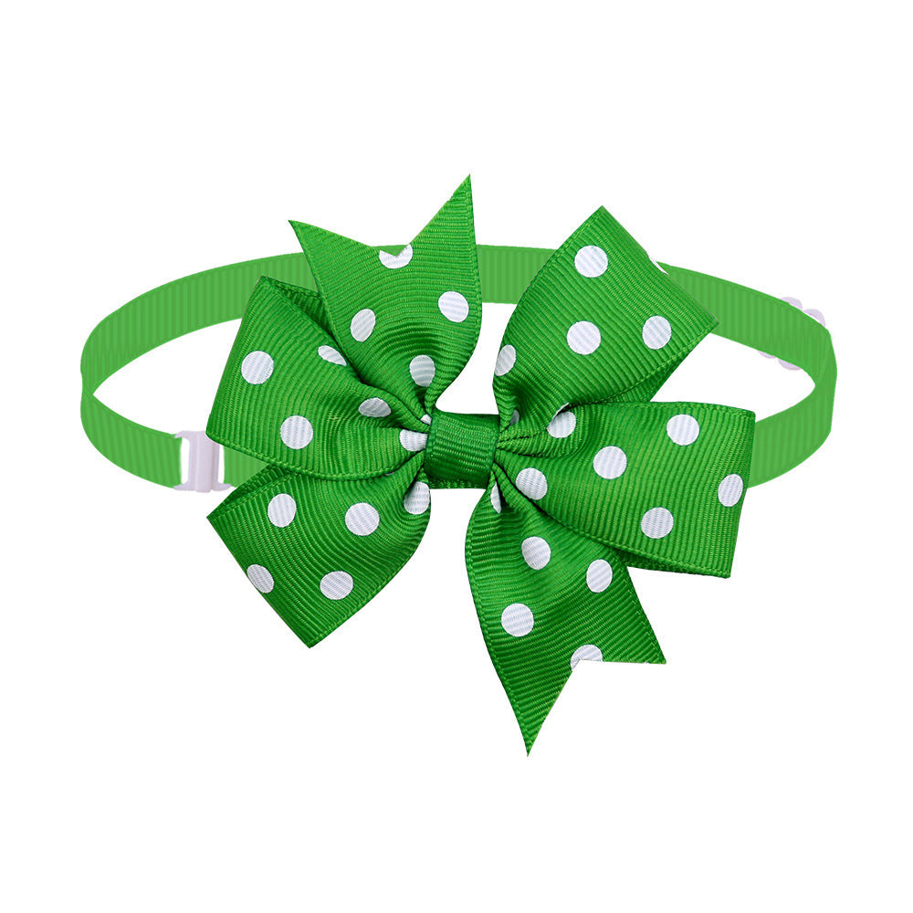 Nœud papillon vert à pois blancs pour chiens et chats, accessoire tendance et élégant pour animaux de compagnie.