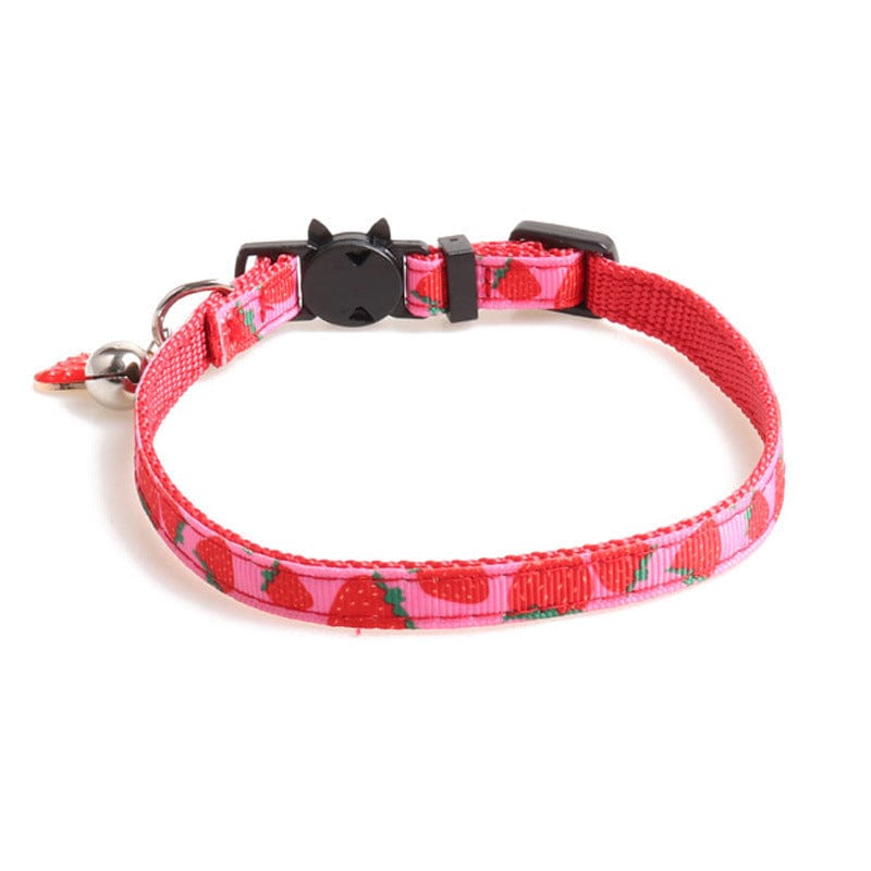 Collier pour chat en sangle avec motif fraise, léger et durable, idéal pour le confort de votre animal.