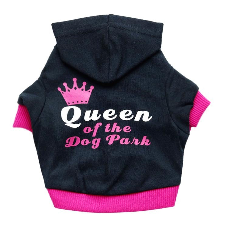 Vêtement pour chien en fleece noir avec capuche, imprimé 'Queen of the Dog Park' en rose.
