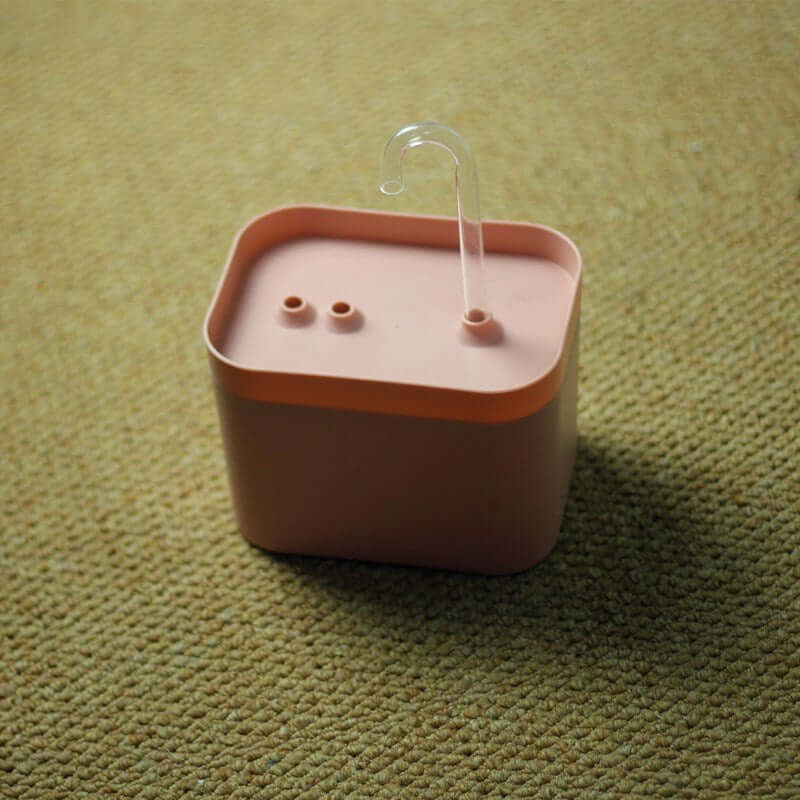 Distributeur automatique d'eau circulant pour animaux en couleur rose avec tube, idéal pour garder votre animal hydraté.