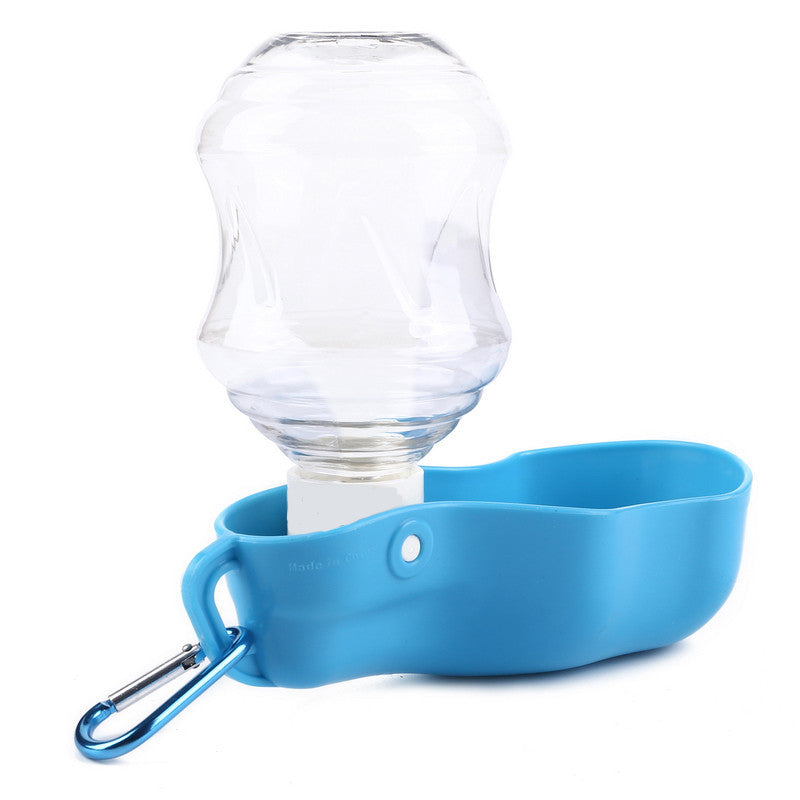 Distributeur d'eau en plastique bleu pour animaux de compagnie, léger et portable, avec carabine pour voyage.