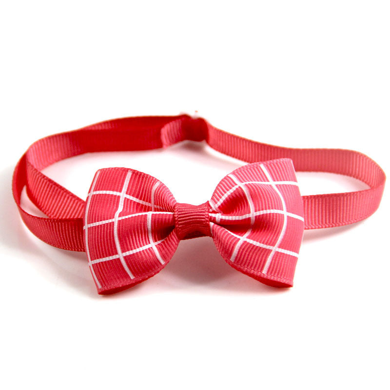 Écharpe à carreaux rouge pour animaux de compagnie, idéale pour les promenades et les fêtes.