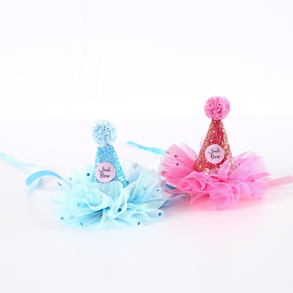 Chapeaux d'anniversaire pour chat en bleu et rose, ornés de tulle et pompons, parfaits pour toutes les célébrations.