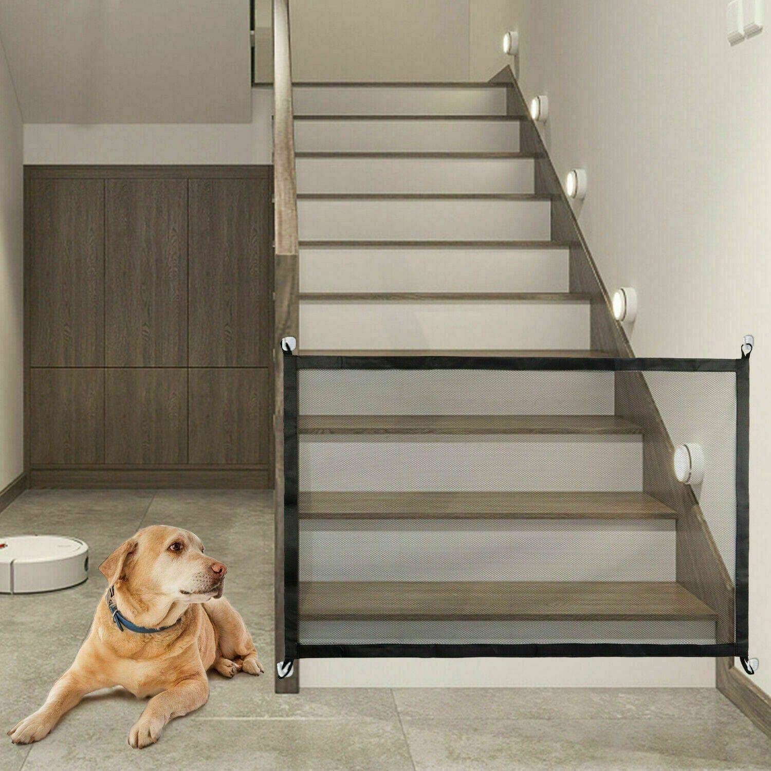 Barrière de sécurité portable pour chiens devant des escaliers avec un chien assis à proximité.