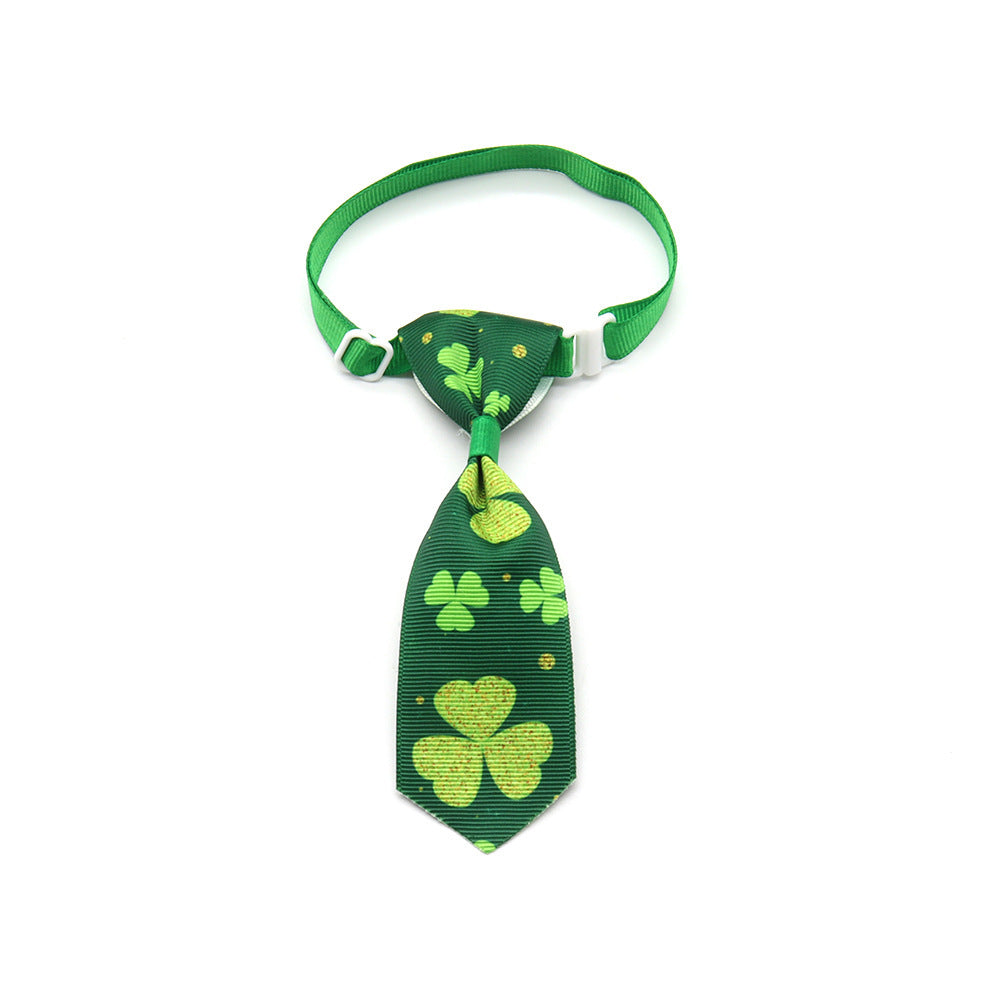 Cravate pour animaux de compagnie à motifs de trèfle pour la Saint-Patrick, verte et festive.