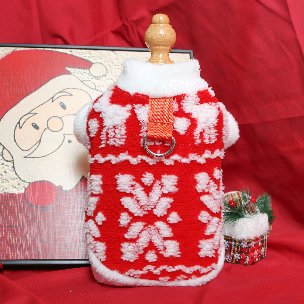 Chien en pull en fausse fourrure rouge avec motif hivernal, parfait pour l'hiver et les fêtes.