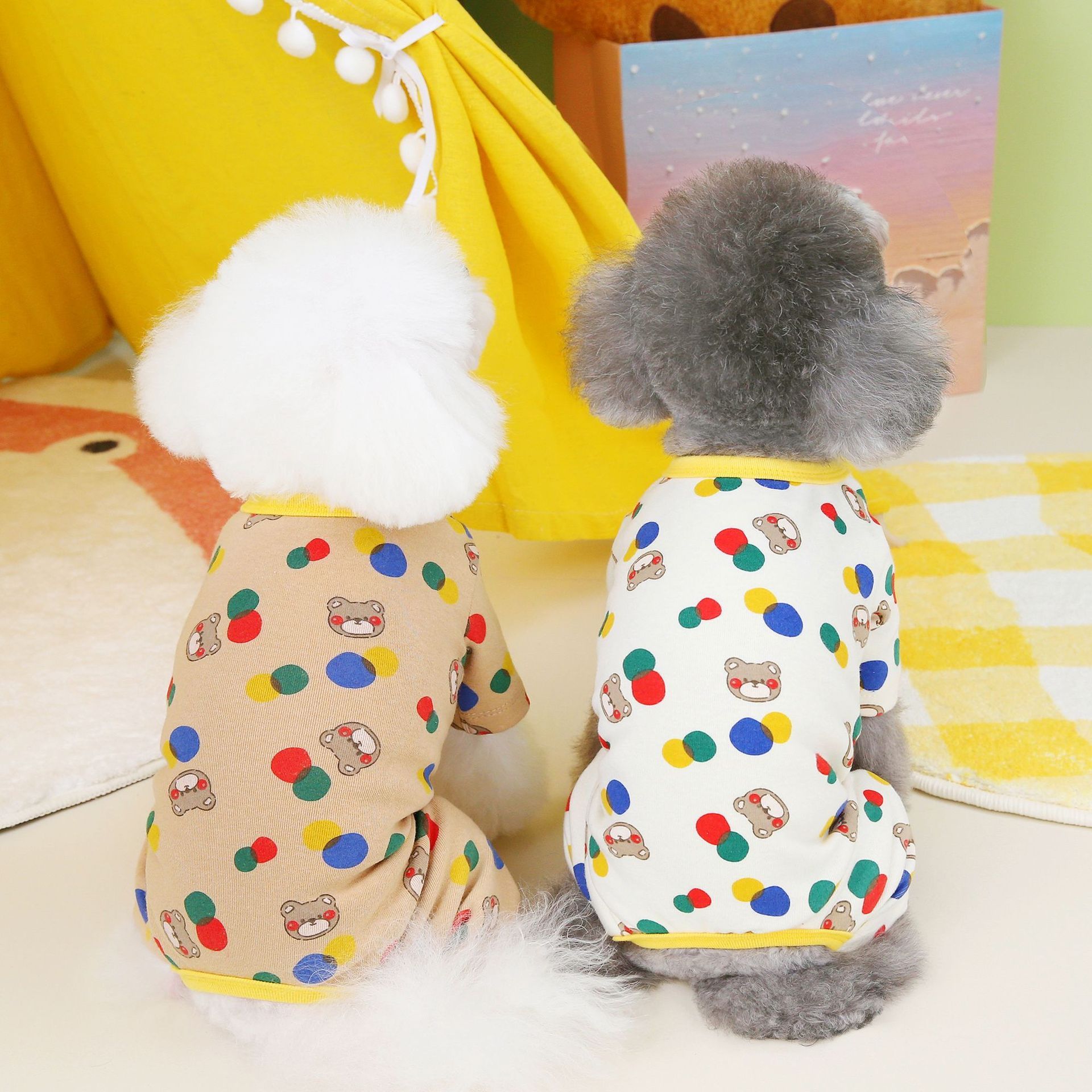 Vêtements colorés pour chiens modèle Ballon Ours, petits compagnons en coton biologique, look tendance.