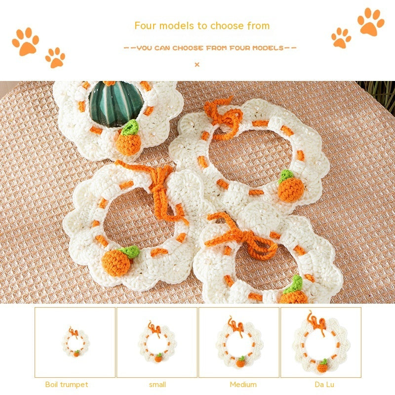 Quatre modèles d'accessoires pour animaux avec motifs de légumes colorés sur table en jute.
