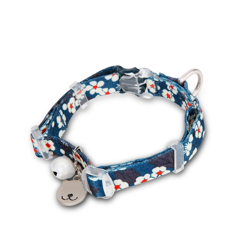 Collier de chat avec cloche et fleurs fragmentées en coton biologique, design élégant et durable.