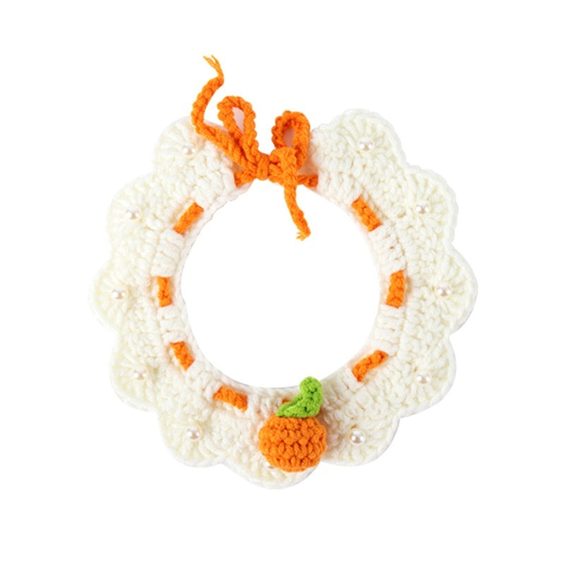 Écharpe tricotée pour chat avec motifs orange et blanc, accessoire stylé pour animaux, confort et style.