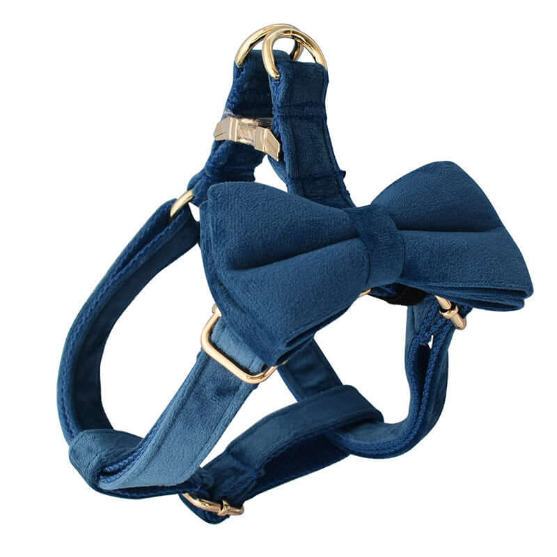 Harnais en flanelle bleu avec boucle dorée et noeud, confortable et élégant pour chien.