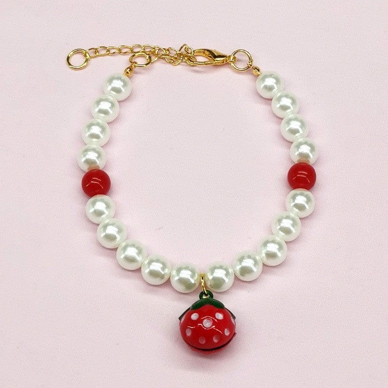 Collier à perles avec breloque fraise, orné de perles blanches et rouges, chic et festif pour animaux.