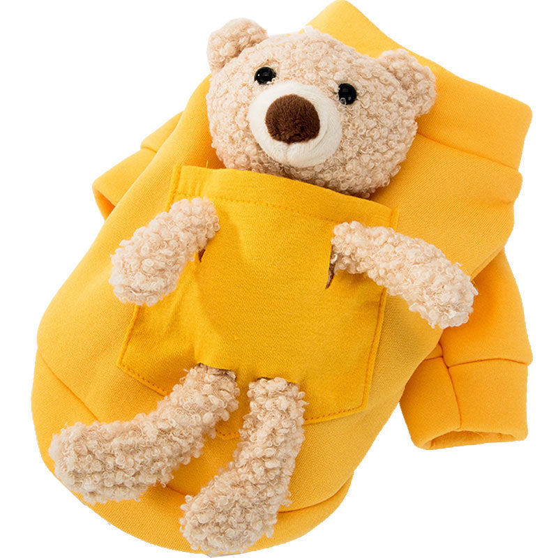Vêtement pour animaux en peluche jaune avec petit ours dans la poche, ajoutant une touche charmante et ludique.