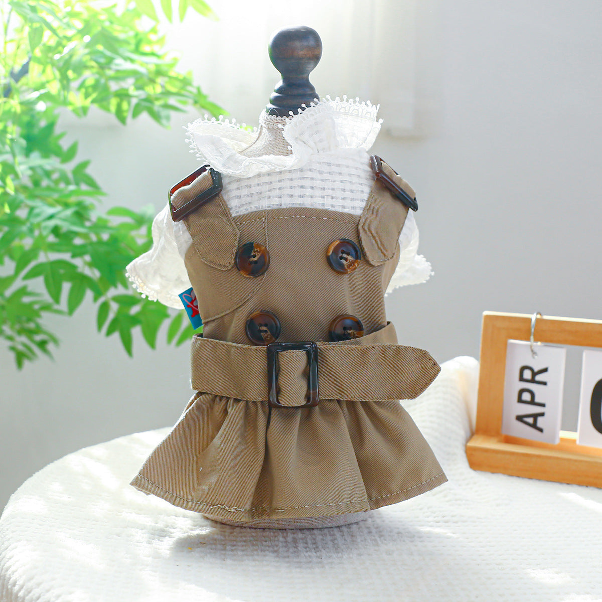 Manteau trench khaki élégant pour animaux de compagnie, en polyester doux et durable, idéal pour le style et le confort.