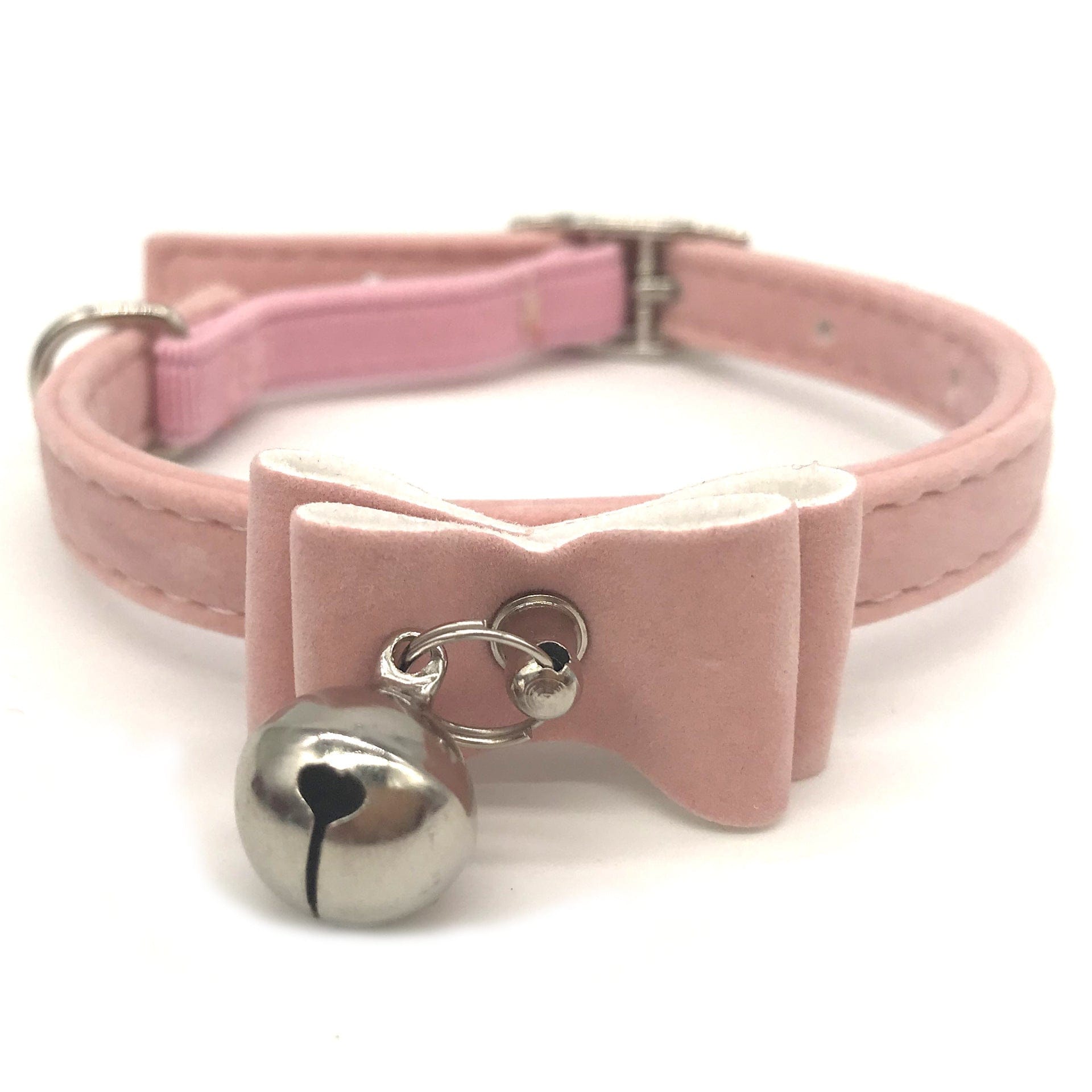 Collier de chat en polyester rose avec un nœud et une cloche, alliant style et sécurité.