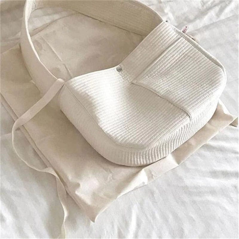 Sac de transport pour chiots et chats en toile blanche, idéal pour les voyages avec confort et style.