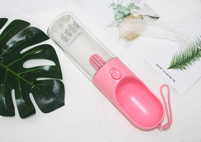 Fontaine à eau portable pour chien de 400 ml, en plastique rose, idéale pour les voyages et les sorties avec votre animal.