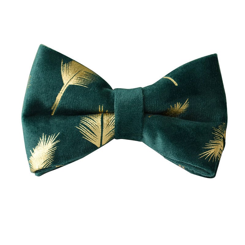 Nœud en velours émeraude avec motif de plumes dorées, élégant pour animaux de compagnie ou accessoires de mode.