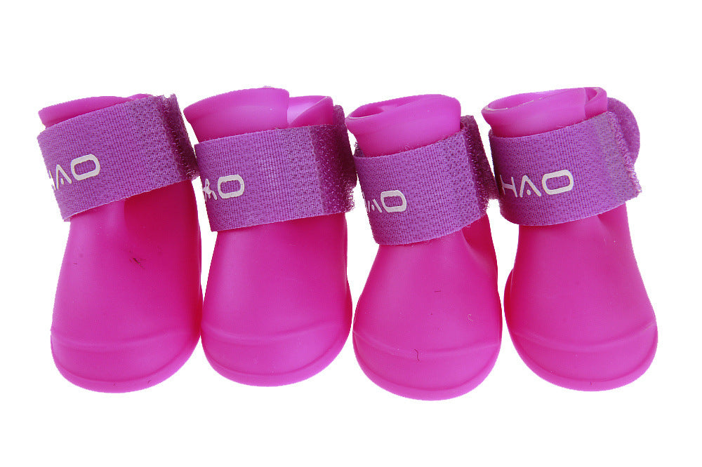 Bottes de pluie pour chiens en PVC rose avec bandes velcro, confort et style pour animaux de compagnie.