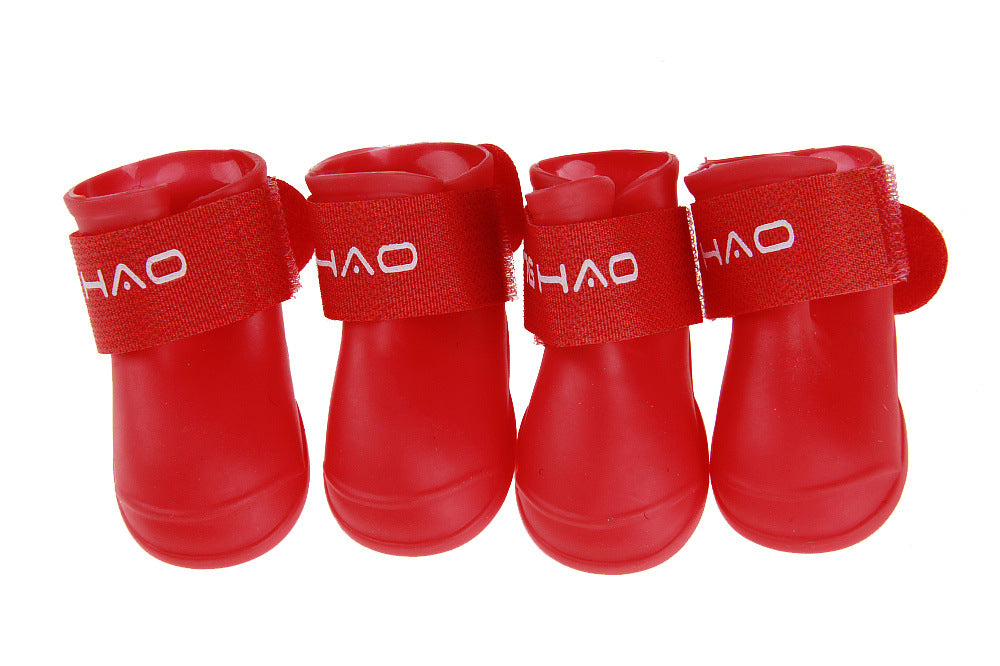 Bottes de pluie rouges en PVC pour chiens, confort et style pour aventures en plein air.