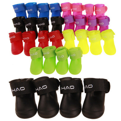 Bottes de pluie colorées pour chiens en PVC, disponibles en plusieurs tailles et couleurs, confort et style pour animaux.