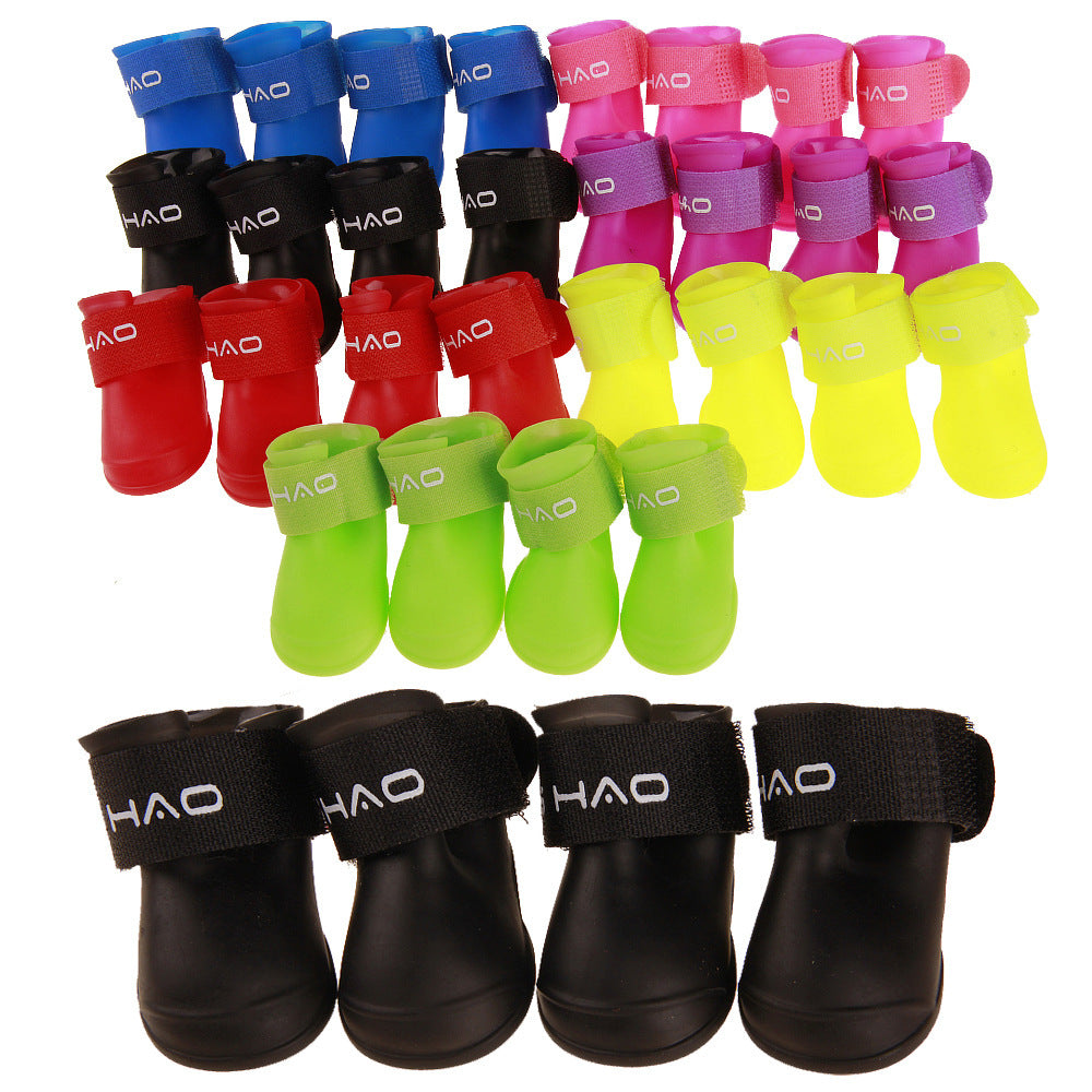 Bottes de pluie colorées en PVC pour chiens, disponibles en plusieurs tailles et couleurs, parfaites pour les aventures en plein air.
