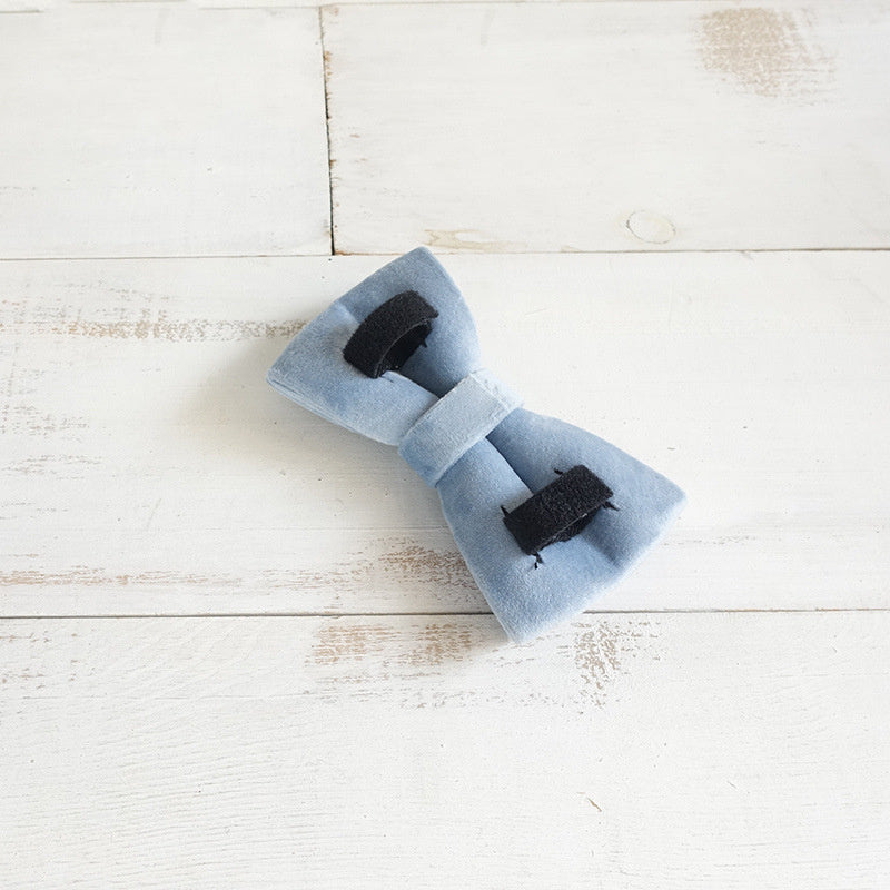 Ornement de cou pour chien en polyester bleu avec une finition confortable et esthétique.