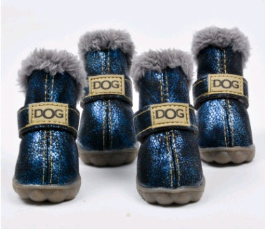 Bottes d'hiver épaisses pour chiens avec fourrure grise et brillance bleue, imperméables et confortables.