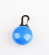 Collier lumineux LED clip-on bleu pour animaux de compagnie, idéal pour la sécurité nocturne.