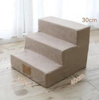 Échelle pour animaux de compagnie beige à trois marches, idéale pour aider les animaux âgés à accéder à des endroits élevés.
