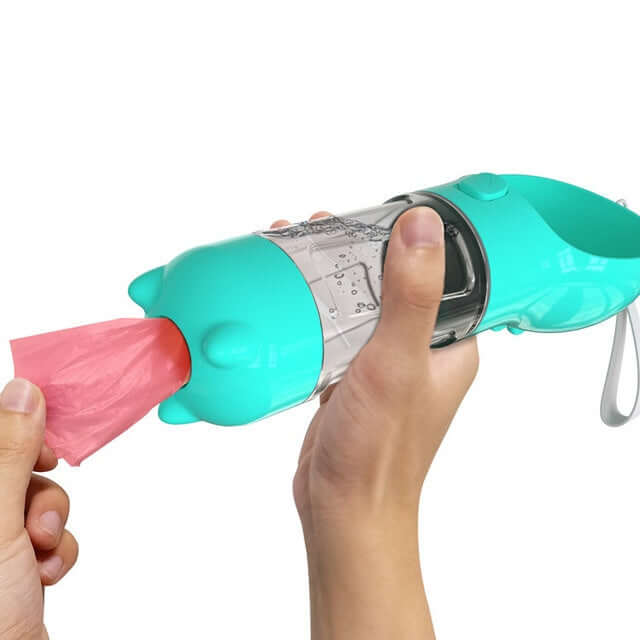 Bouteille d'eau multifonctionnelle pour animaux, pratique pour hydrater et ranger des sacs à déjections.