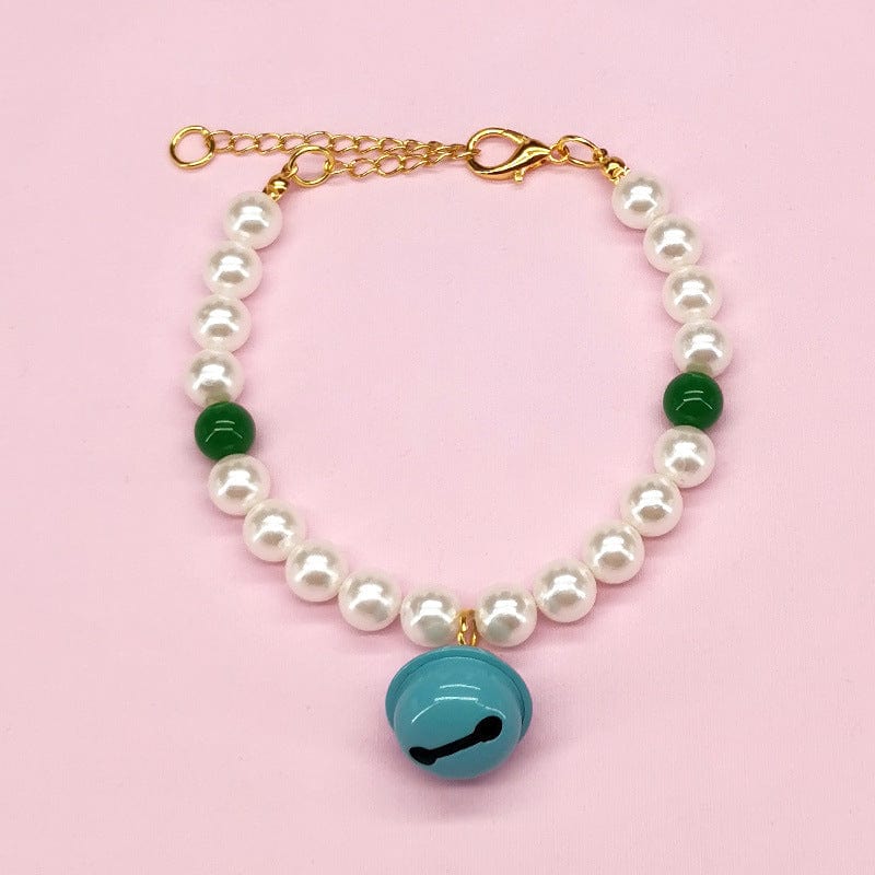 Collier pour animaux avec cloche, perles blanches et vertes, accessoire festif pour Noël.