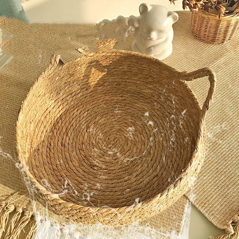 Panier en rattan naturel avec poignées, idéal pour le rangement et la décorations d'intérieurs.
