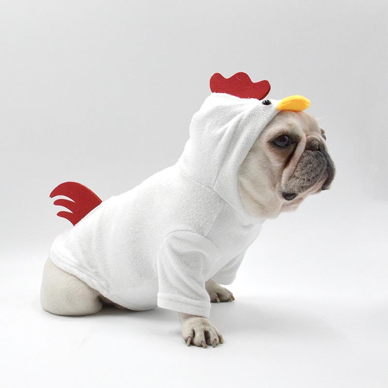 Chien portant un pull style coq avec capuche en coton blanc, ajoutant confort et style pour toutes les occasions.
