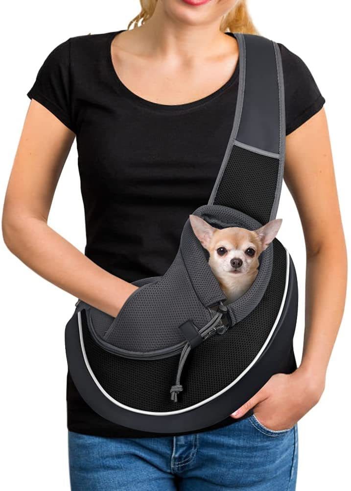 Sac à dos portable pour animaux avec un petit chien dans la poche, offrant confort et respirabilité.