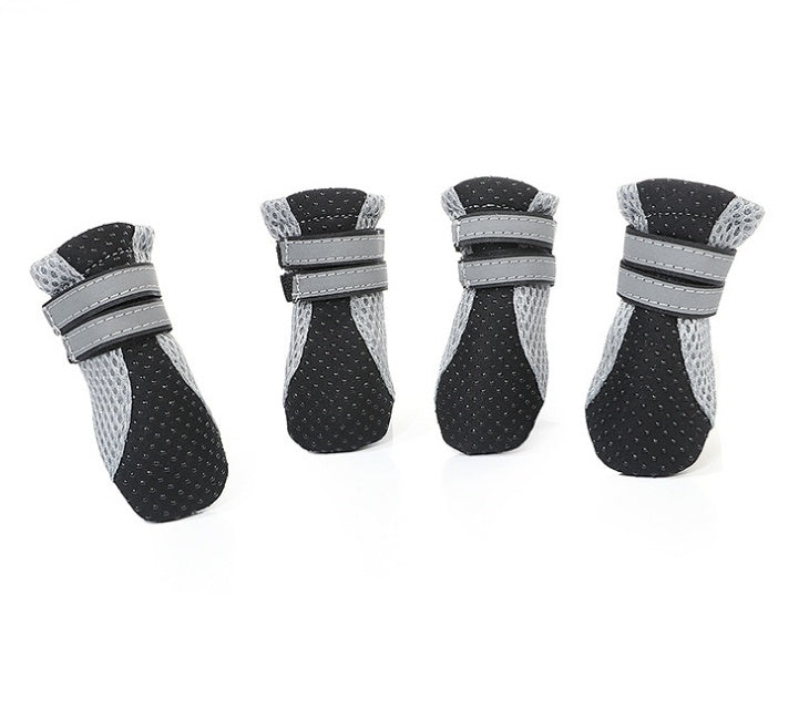 Chaussures de promenade pour chiens en noir et gris, conçues pour le confort et la sécurité des pattes.
