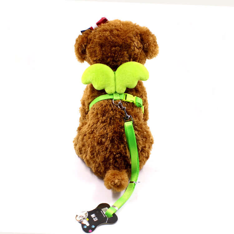 Chien avec une laisse verte et des ailes de petit ange en nylon durable, parfait pour les promenades stylées.