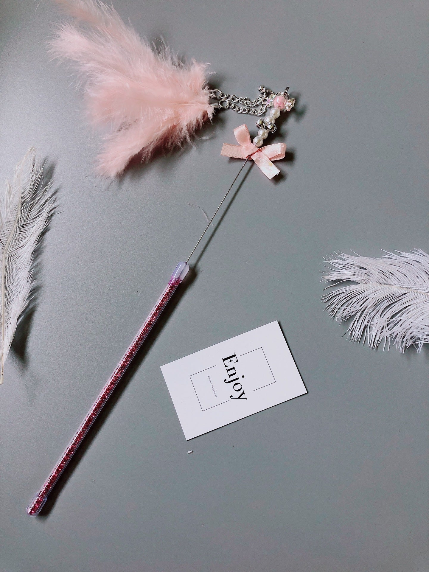 Bâton à lancer fait main pour chat avec plumes roses et décorations, parfait pour le jeu interactif.