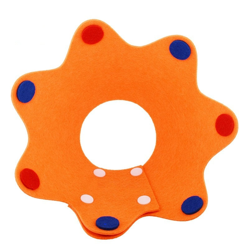 Collier de récupération pour chat en feutre orange, ajustable, design amusant avec pois colorés.