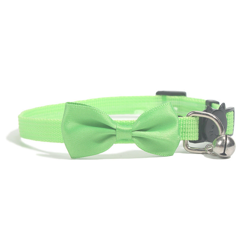 Collier à nœud vert en nylon avec cloche pour chat, style élégant et coloré pour animaux.