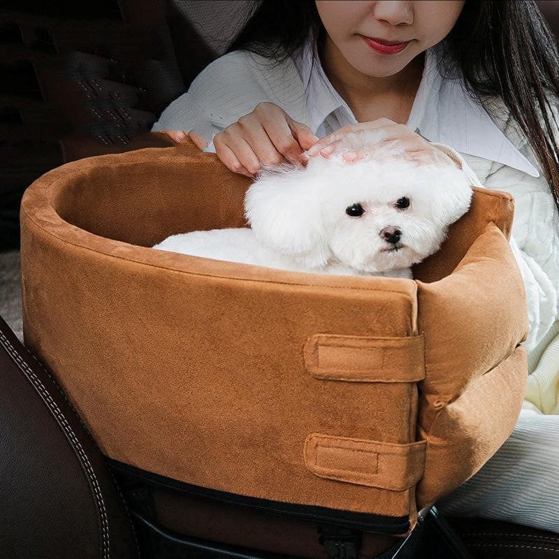 Confortable accessoire anti-sale pour chien en voiture, en daim, avec un petit chien à l'intérieur.