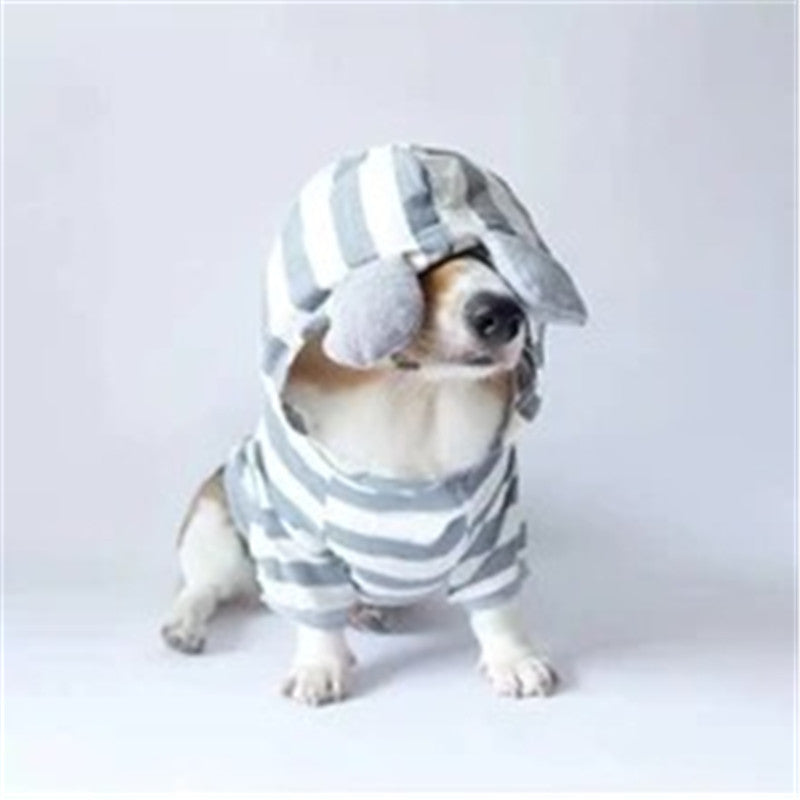 Chien portant un pull rayé en coton gris avec capuche, parfait pour le confort et le style des animaux.