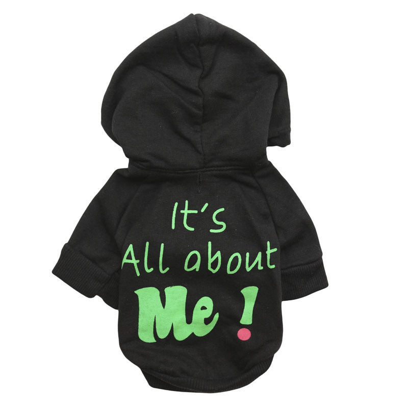 Vêtement pour chien noir à capuche avec texte vert "It's All about Me!" pour confort et style.