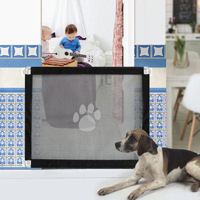 Clôture de sécurité portable pour animaux avec un chien devant, idéale pour garder vos animaux en sécurité à l'intérieur.