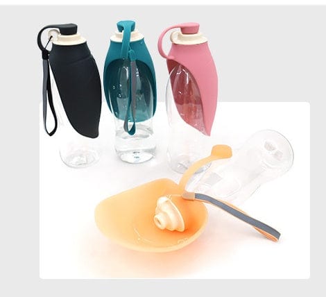 Bouteilles d'eau colorées pour animaux avec un distributeur et un bol, pratiques pour les promenades.